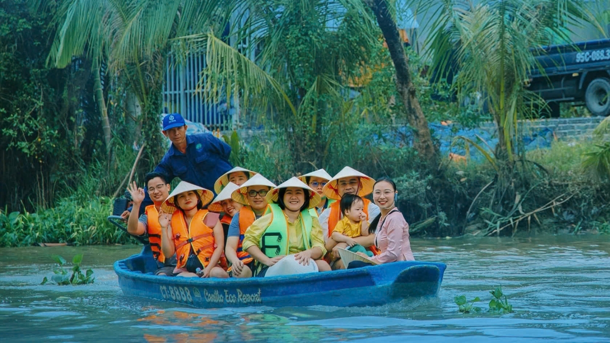 Trải nghiệm đi xuồng trên kênh, rạch, tận hưởng khoảnh khắc yên bình