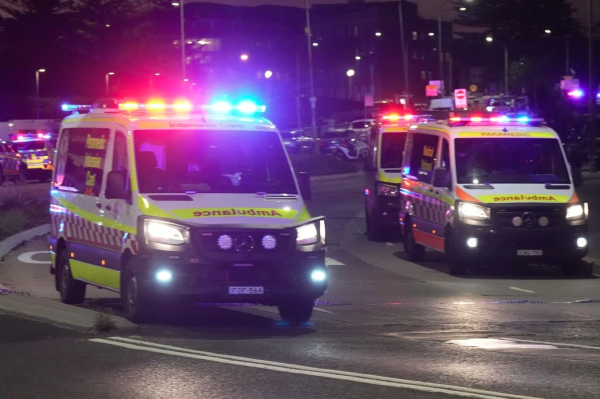 Xe cứu thương di chuyển quanh bãi biển Bondi sau vụ xả súng. Nhiều video được đăng tải trên mạng xã hội cho thấy hai tay súng đứng trên cầu vượt dành cho người đi bộ để nổ súng vào đám đông bên dưới. Các đoạn phim cũng cho thấy mọi người tìm chỗ trú ẩn phía sau những chiếc xe đậu ven đường khi tiếng súng tiếp tục vang lên. Các nhân chứng mô tả cảnh tượng hoảng loạn khi đám đông lớn tháo chạy khỏi bãi biển.