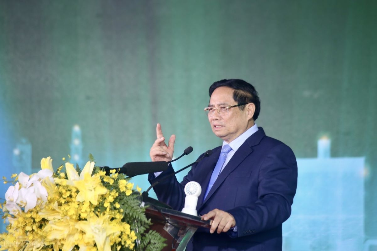 Thủ tướng Phạm Minh Chính đánh giá, việc hoàn thành dự án đúng tiến độ, bảo đảm chất lượng, an toàn và môi trường là minh chứng sinh động cho bản lĩnh, năng lực tổ chức, điều hành và tinh thần vượt khó của Petrovietnam và đội ngũ triển khai