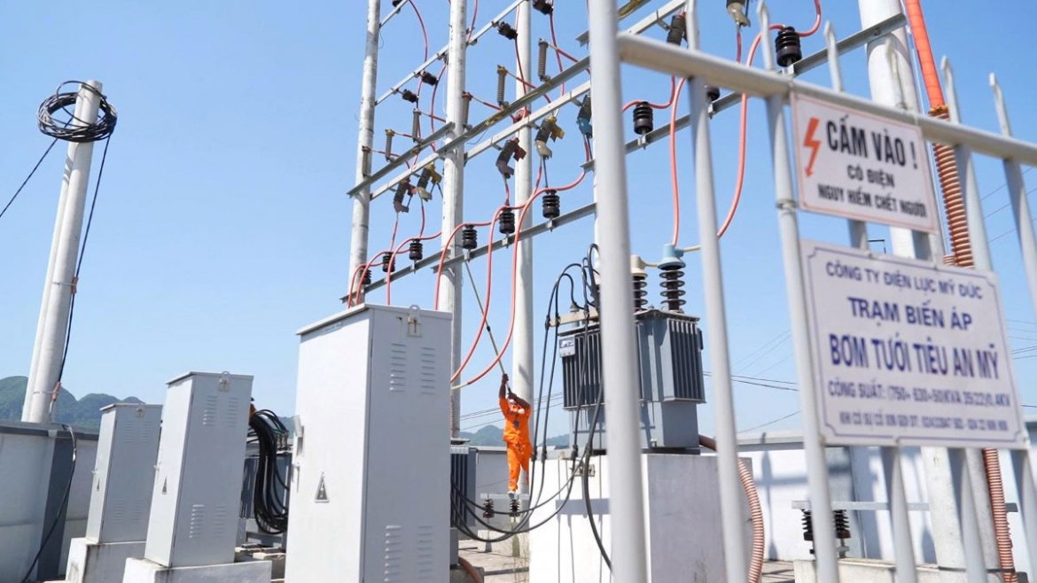 Công nhân EVNHANOI kiểm tra tình trạng thiết bị điện tại trạm biến áp Bơm tưới tiêu An Mỹ