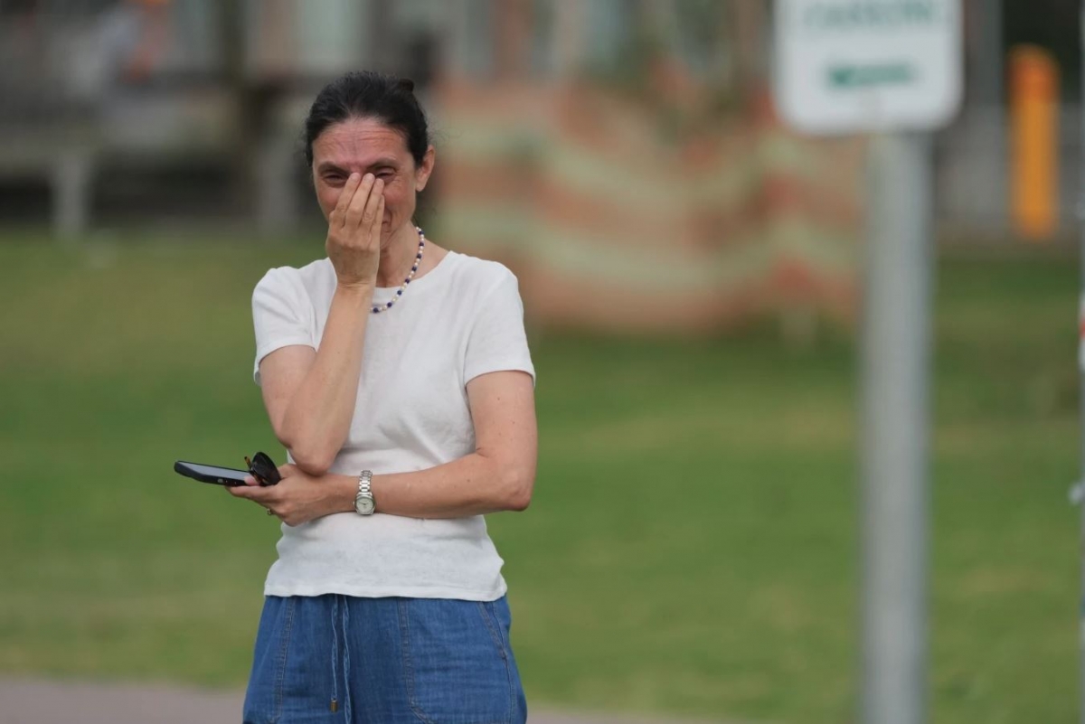 Một người phụ nữ bật khóc tại hiện trường vụ xả súng ở bãi biển Bondi của Sydney, Australia.