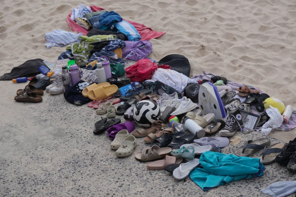 Đồ đạc chất đống sau vụ xả súng ở bãi biển Bondi một ngày trước đó.