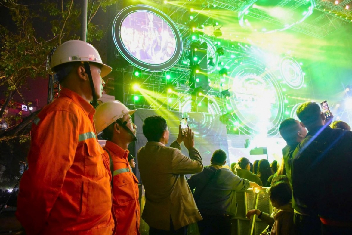Công nhân EVNHANOI ứng trực tại Countdown 2025