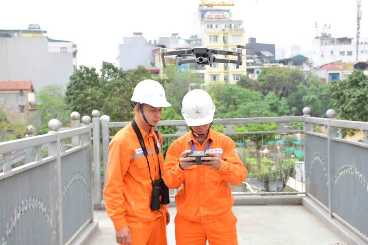Công nhân EVNHANOI sử dụng thiết bị bay không người lái trong công tác kiểm tra, giám sát lưới điện