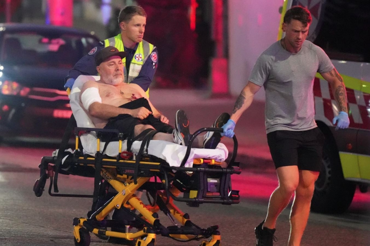 Một người đàn ông bị thương được lực lượng cứu hộ đưa đi bằng cáng. Thủ tướng Australia Anthony Albanese mô tả vụ xả súng ở Bondi là “một vụ khủng bố tàn khốc” và chia sẻ nỗi đau với tất cả những người bị ảnh hưởng. 