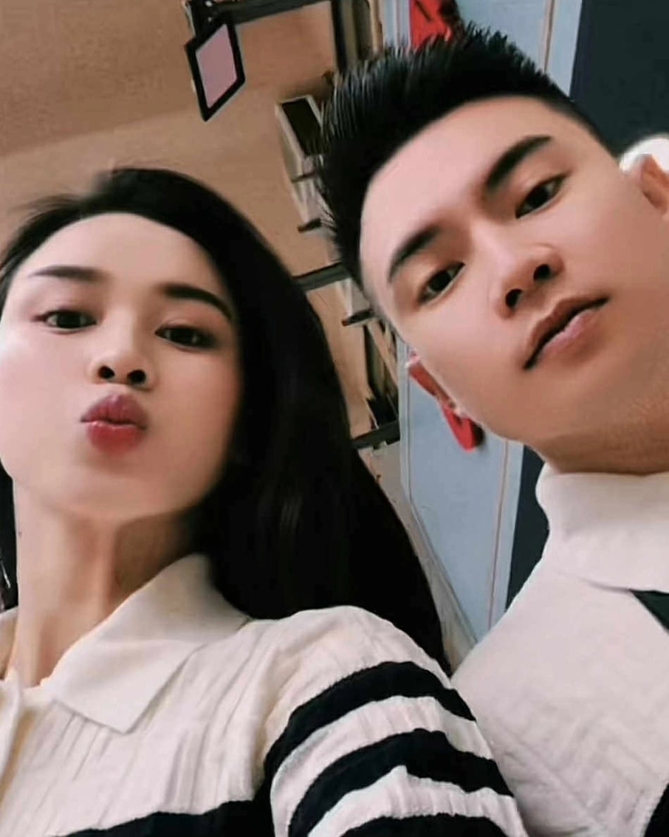 Sao Việt 28/12: Sau thời gian hạn chế đăng ảnh ông xã trên trang cá nhân, Đỗ Thị Hà khoe loạt khoảnh khắc tình tứ, được cô cùng nửa kia ghi lại suốt nhiều năm qua. Thời gian hẹn hò, Đỗ Thị Hà và Viết Vương thường xuyên đồng hành cùng nhau khi đi làm hay những chuyến du lịch.