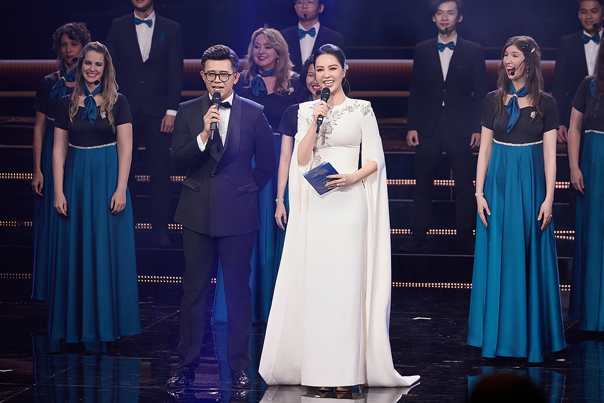 Theo cô, VinFuture là chương trình đạt chuẩn quốc tế, đòi hỏi người dẫn phải vừa chắc chắn, linh hoạt, vừa có khả năng kết nối cảm xúc của toàn bộ không gian.