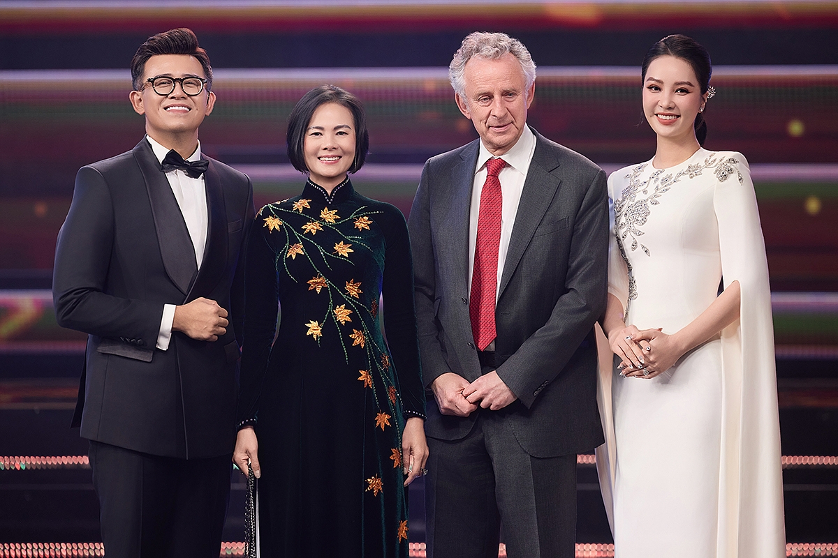 Cô chia sẻ: “Tôi không có bí quyết đặc biệt. Quan trọng nhất là giữ tinh thần thoải mái và ăn uống khoa học: ưu tiên đồ tươi, ít dầu mỡ. Tôi vận động nhẹ nhàng như đi bộ, giãn cơ, tập phục hồi khi cơ thể cho phép. Kiên nhẫn và thấu hiểu cơ thể quan trọng hơn mọi phương pháp ép buộc.”