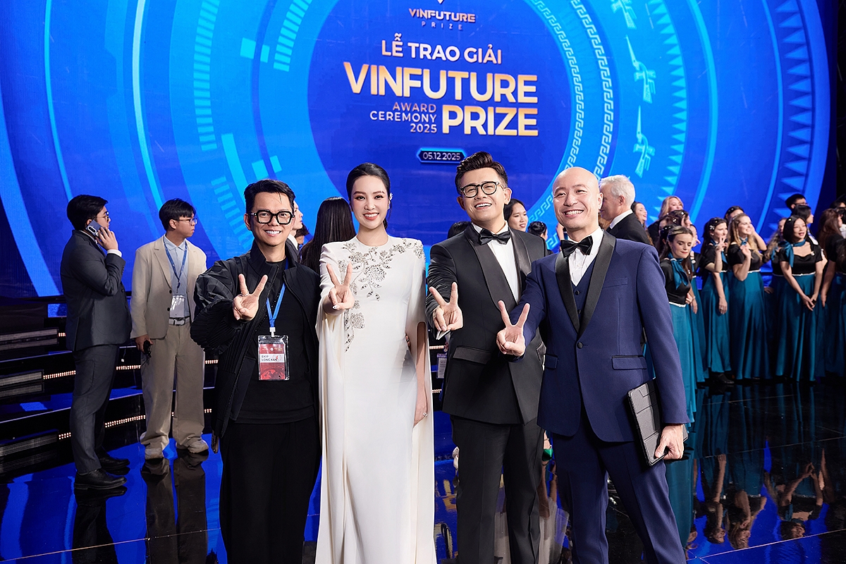 “Các con không phải người của công chúng. Tôi muốn các bé lớn lên nhẹ nhàng, không chịu sự chú ý quá sớm. Với bé thứ hai, tôi cũng tôn trọng quyền riêng tư của con”, Thụy Vân chia sẻ.