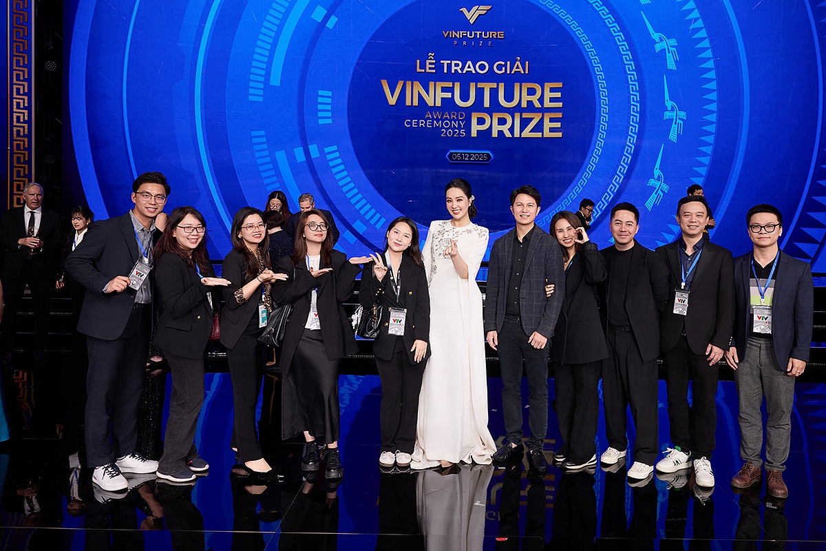 Sau gần một năm tạm rời sân khấu để đón con gái thứ hai, Á hậu Thụy Vân trở lại trong sự trầm trồ của khán giả và đồng nghiệp. Dù mới sinh hơn hai tháng, cô vẫn giữ được vẻ đẹp rạng rỡ, vóc dáng thon gọn và phong thái tràn đầy năng lượng.