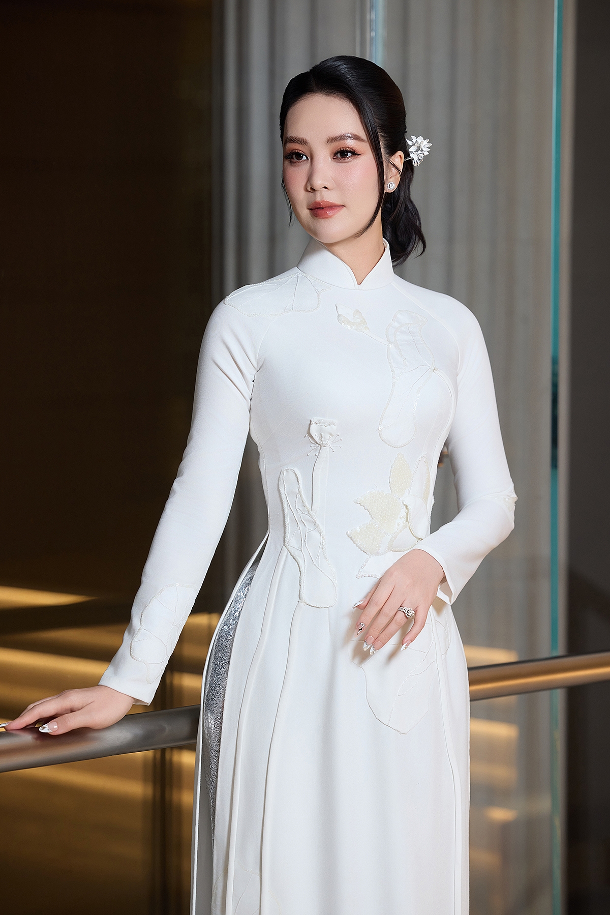 Rời ánh đèn sân khấu, Thụy Vân là người phụ nữ của gia đình. Triết lý làm mẹ của cô rất hiện đại: “Tôi chọn cho con sự bình yên. Bình yên nghĩa là được lớn lên tự nhiên, không bị soi chiếu hay áp lực phải hoàn hảo”.