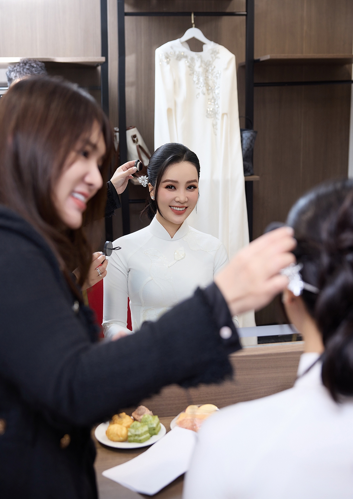 Không chỉ xuất hiện trên sân khấu, Thụy Vân dành nhiều thời gian làm việc phía sau hậu trường: đọc tài liệu, trao đổi với ban tổ chức, làm việc trực tiếp với các chuyên gia để đảm bảo ngôn ngữ, thuật ngữ và tinh thần chương trình được truyền tải trọn vẹn.