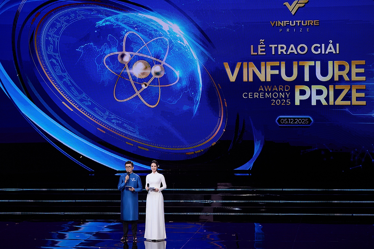 Tối 5/12, đêm trao giải VinFuture 2025 đã diễn ra trang trọng tại Nhà hát Hồ Gươm (Hà Nội). Năm nay đánh dấu mùa thứ 5 liên tiếp Á hậu, Biên tập viên Thụy Vân được lựa chọn dẫn dắt chương trình, vị trí đòi hỏi độ chính xác tuyệt đối và phong thái quốc tế. 