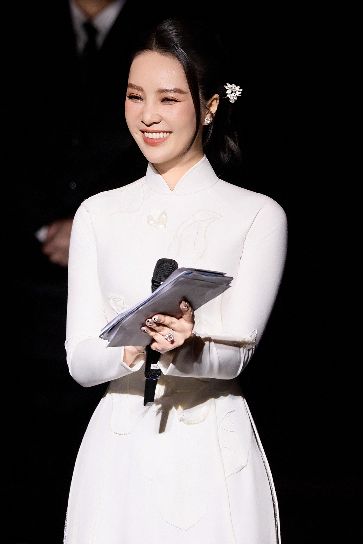 Theo Thụy Vân chia sẻ, từ ngữ cô dùng trên sân khấu không chỉ đẹp mà phải đúng. Cách cô giao tiếp, kết nối với khán phòng không chỉ trôi chảy mà cần giữ tinh thần trang trọng, mang giá trị của một quốc gia tổ chức giải thưởng mang tầm vóc thế giới. 