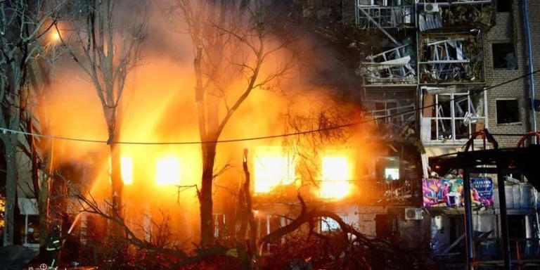 Hỏa hoạn xảy ra sau một vụ tấn công vào Zaporizhzhia. Nguồn: New Voice