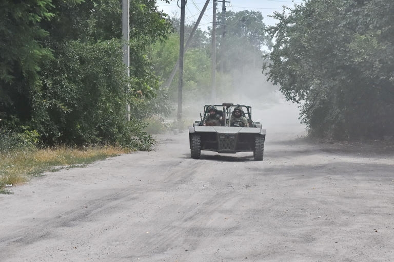 Binh sỹ Ukraine điều khiển xe buggy. Ảnh: SOPA