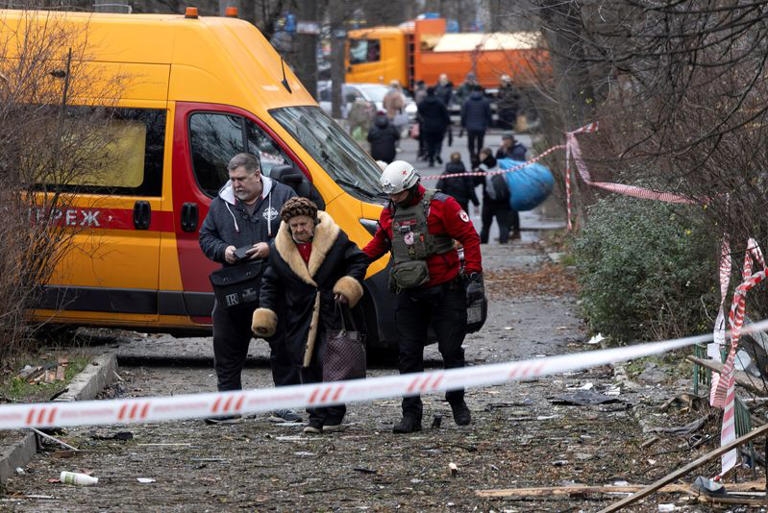 Ukraine phong tỏa một khu vực sau cuộc tấn công của Nga. Ảnh: Reuters