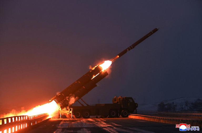 Một tên lửa của Triều Tiên được phóng đi tại buổi thị sát. Ảnh: KCNA/Reuters