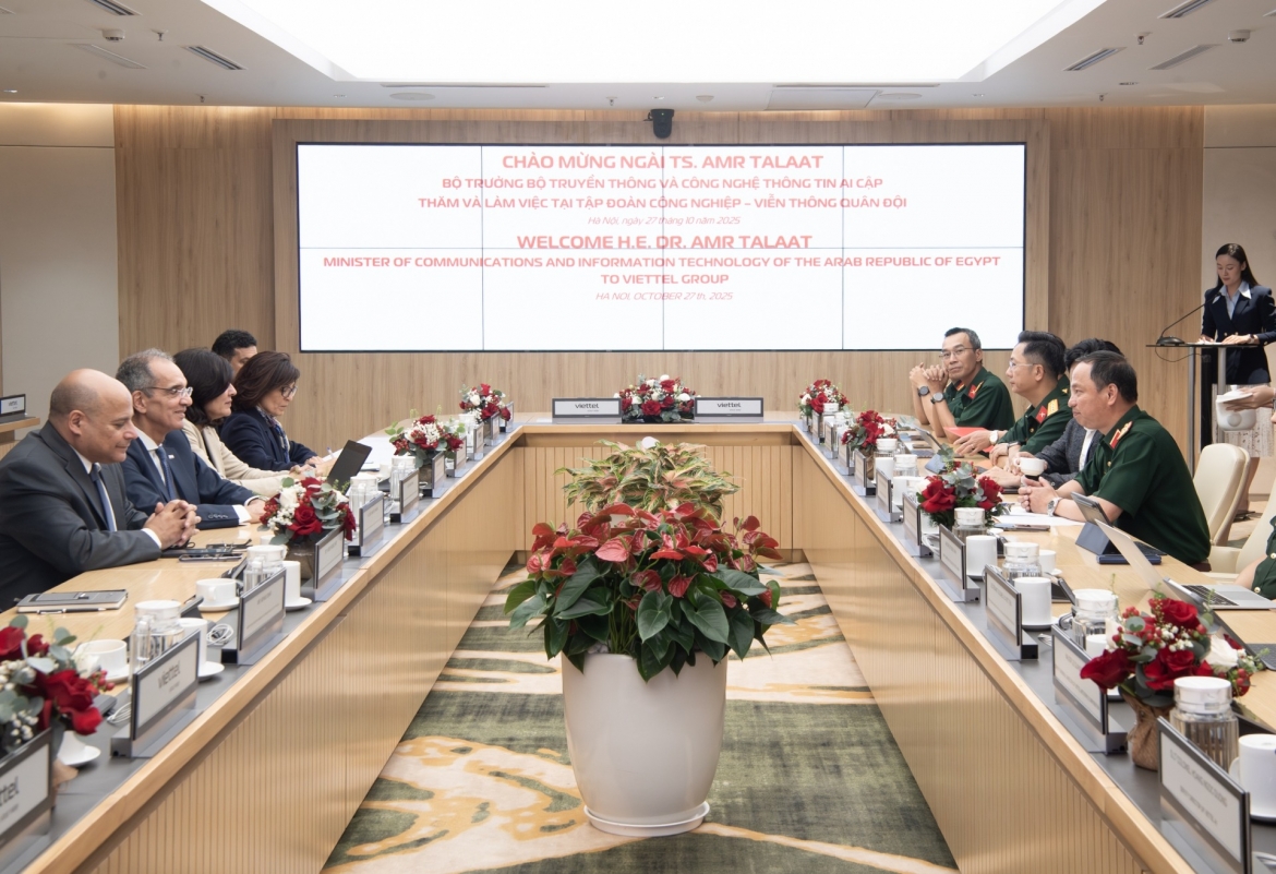 Ngày 27/10/2025, Đoàn công tác Bộ Truyền thông và Công nghệ Thông tin Ai Cập do Tiến sĩ Amr Talaat dẫn đầu có buổi làm việc với Tập đoàn Công nghiệp - Viễn thông Quân đội (Viettel). Ảnh Viettel Group