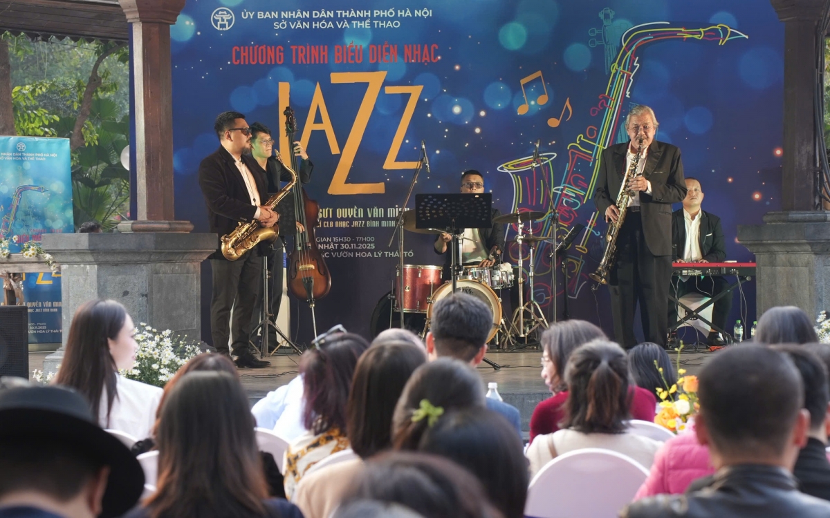 NSƯT Quyền Văn Minh và Câu lạc bộ Bình Minh Jazz biểu diễn chương trình mở màn dự án "Âm nhạc cuối tuần" tại Nhà Bát Giác - Vườn hoa Lý Thái Tổ.