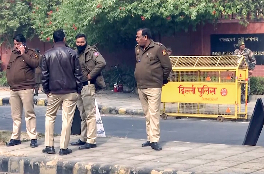 Lực lượng an ninh Ấn Độ được tăng cường xung quanh Đại sứ quán Bangladesh tại New Delhi. Ảnh: ANI