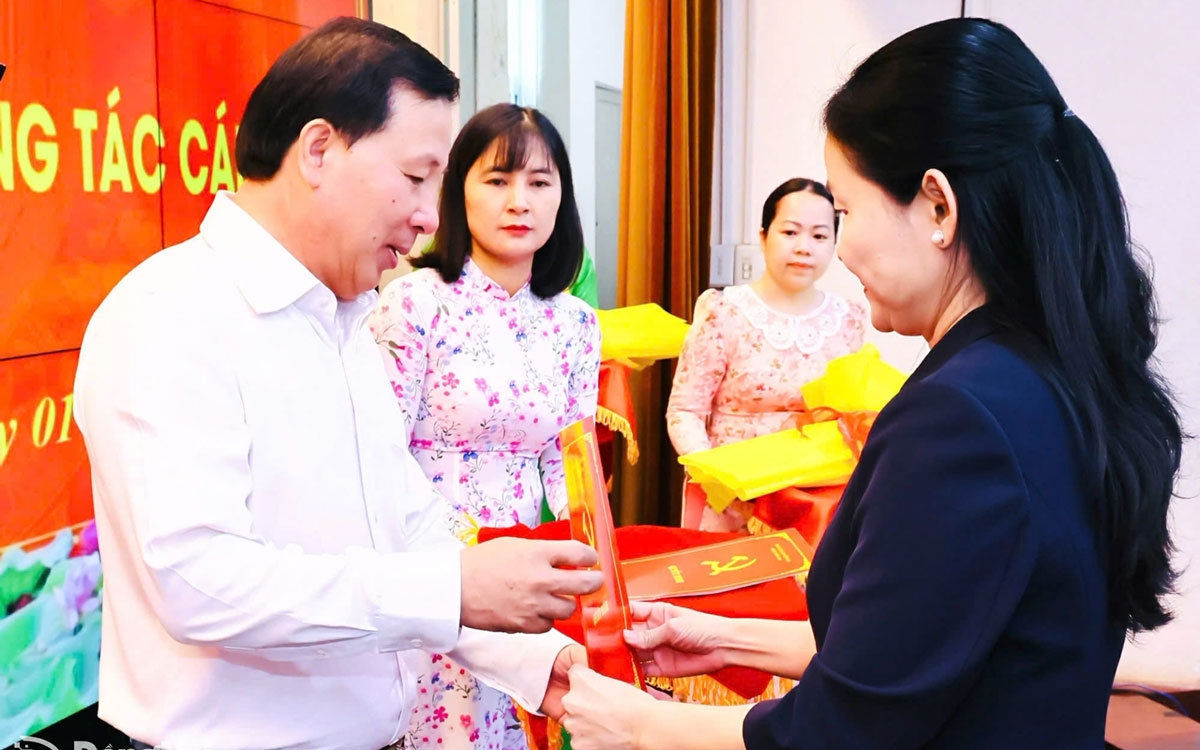 Bà Tôn Ngọc Hạnh, Ủy viên dự khuyết Trung ương Đảng, Phó Bí thư Thường trực Tỉnh ủy, Chủ tịch HĐND tỉnh Đồng Nai trao quyết định nhiệm vụ mới cho ông Nguyễn Văn Út (Ảnh: Công Nghĩa)