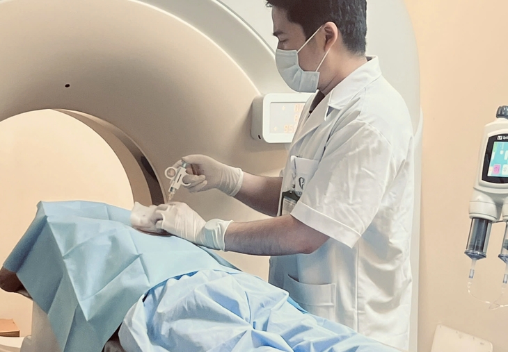 Các bác sĩ thực hiện chụp CT cho người bệnh - Ảnh: BVCC