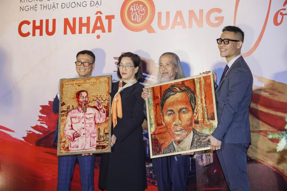 Họa sĩ Chu Nhật Quang đang thực hiện bộ tranh “Chân dung Chủ tịch Hồ Chí Minh qua các thời kỳ”