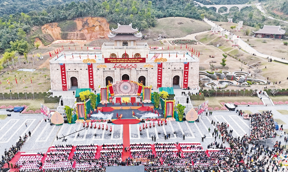 Du khách đến Khu du lịch tâm linh - sinh thái Tây Yên Tử ngày một tăng.