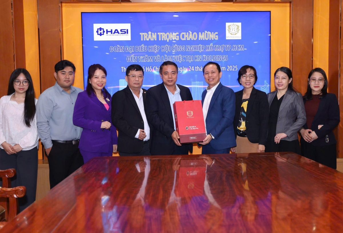 Ông Trần Tấn Sỹ - Phó TGĐ phụ trách Khu công nghiệp KN Holdings trao tặng quà đại diện Hiệp hội Công nghiệp Hỗ trợ Tp. Hồ Chí Minh (HASI)