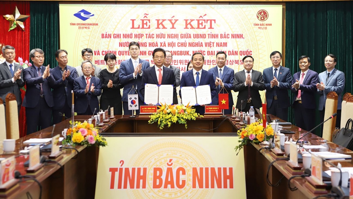 Các đại biểu chứng kiến lễ ký kết giữa lãnh đạo tỉnh Bắc Ninh và tỉnh Gyeongsangbuk