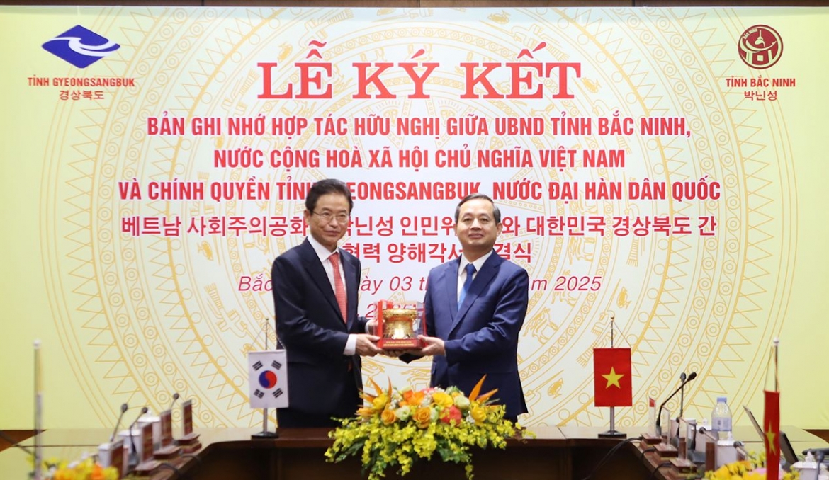 Ông Phạm Hoàng Sơn, Chủ tịch UBND tỉnh Bắc Ninh tặng biểu tượng trống Đồng (biểu tượng văn hóa, lịch sử của Việt Nam) cho ông Lee Cheol Woo