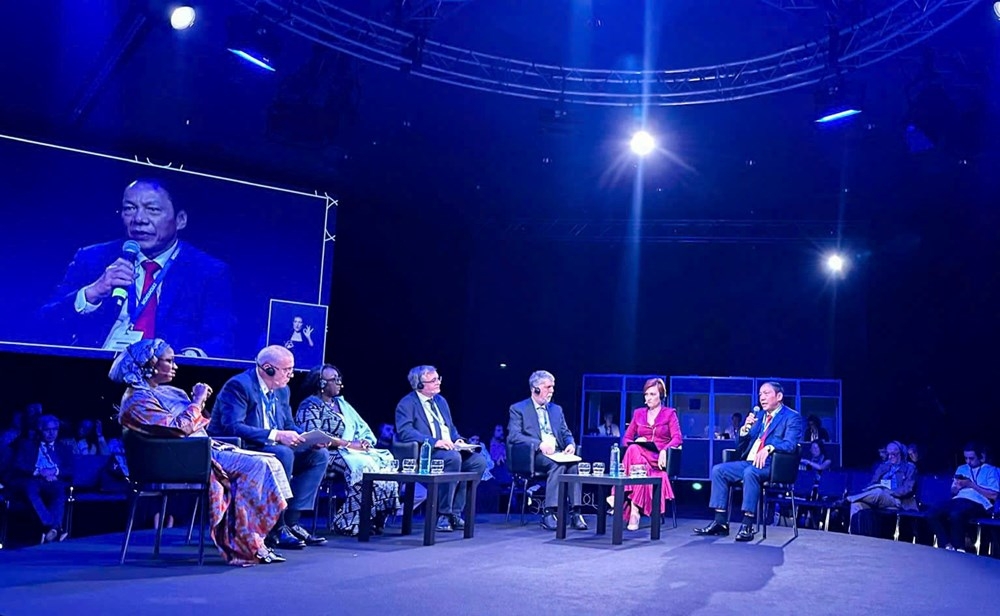 Đại hội đồng UNESCO thông qua sáng kiến “Thập kỷ quốc tế về văn hóa vì phát triển bền vững” do Việt Nam đề xuất