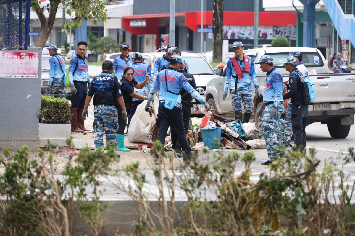 Lực lượng chức năng dọn dẹp, khắc phục hậu quả lũ lụt tại miền Nam Thái Lan. Ảnh: Cơ quan thông tấn quốc gia Thái Lan