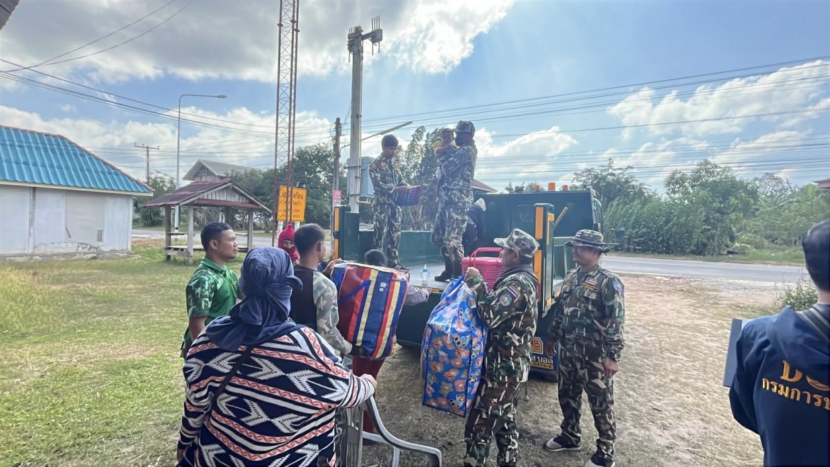 Lực lượng chức năng hỗ trợ người dân sơ tán. Nguồn: Văn phòng Thủ tướng Thái Lan