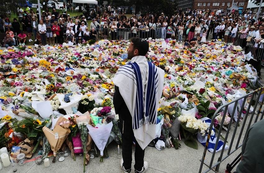 Người dân tập trung tại đài tưởng niệm bên cạnh Bondi Pavilion sau vụ xả súng hôm 14/12 ở bãi biển Bondi,Sydney, Australia. Ảnh: AP