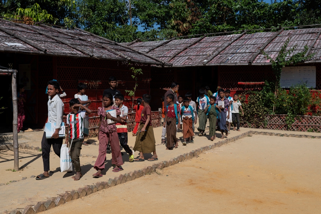 Những hình ảnh ghi lại tại các trại tị nạn ở Bangladesh đang phản ánh một thực tế khắc nghiệt, khi khoảng trống do viện trợ bị thu hẹp để lại đang trực tiếp tác động đến cuộc sống, sự an toàn và tương lai của hàng trăm nghìn trẻ em Rohingya.