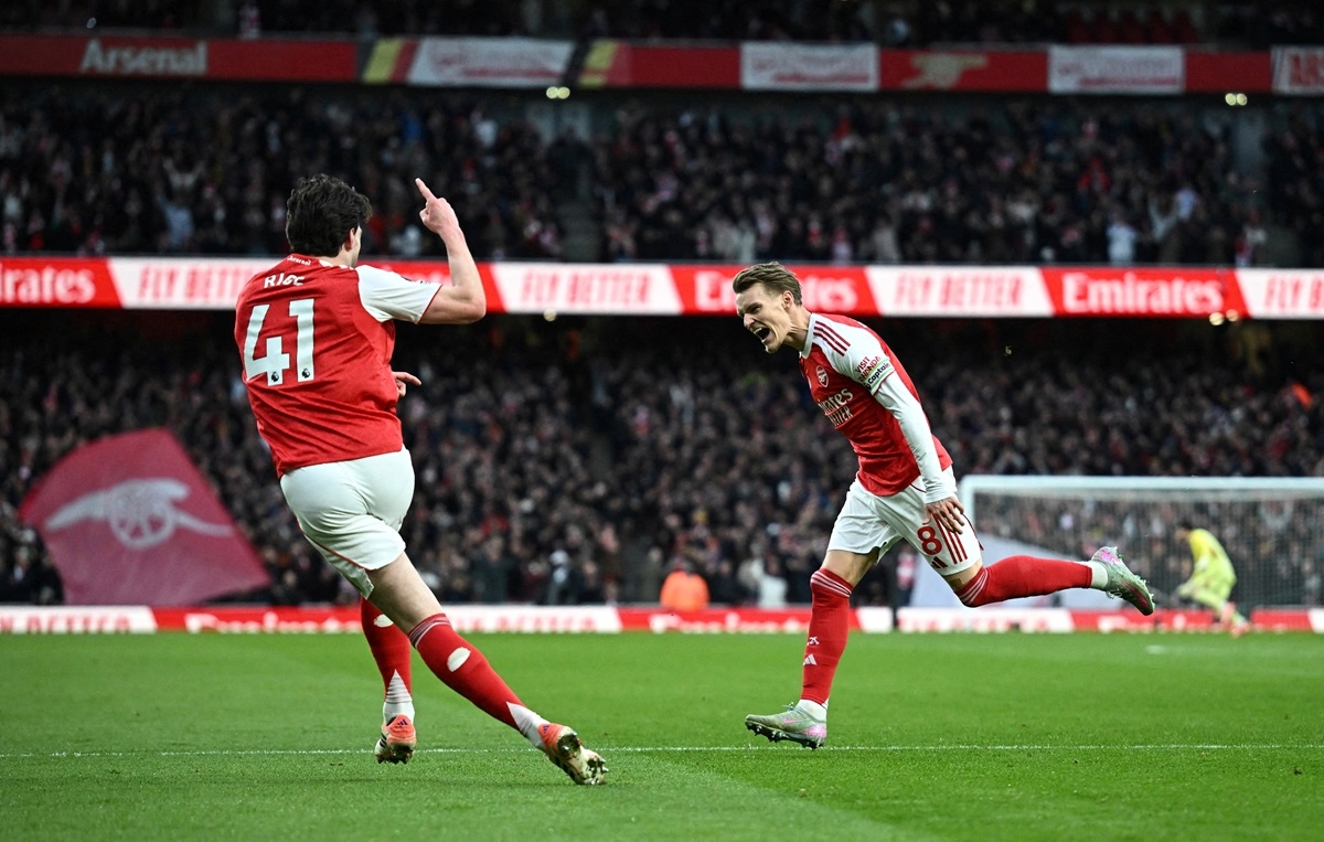 Các cầu thủ Arsenal ăn mừng chiến thắng. (Ảnh: Reuters). 