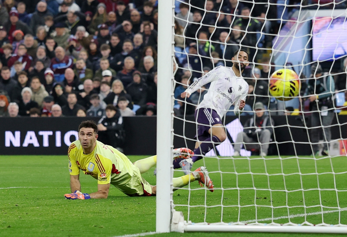 Cunha tận dụng cơ hội để gỡ hoà cho MU (Ảnh: Reuters)