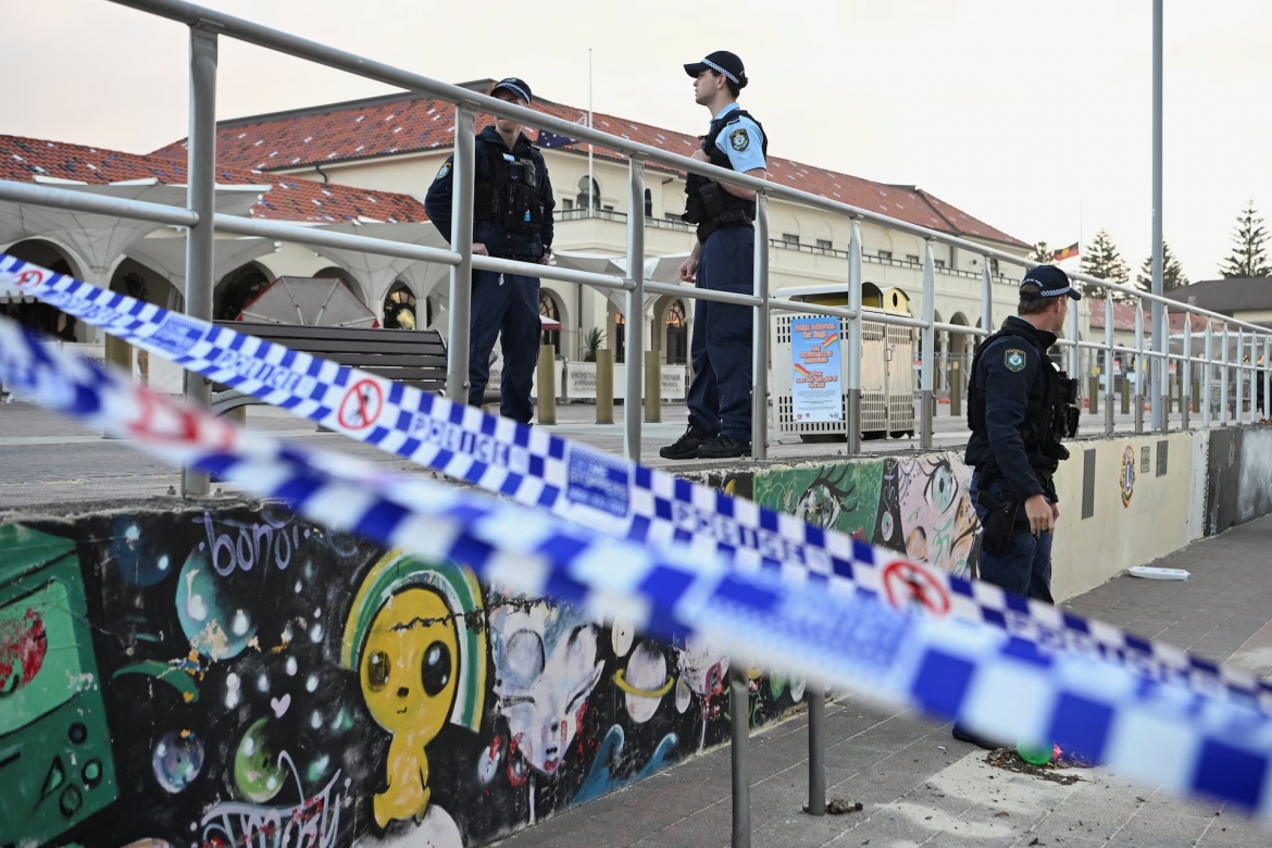 Cảnh sát Australia canh gác sau vụ khủng bố ở bãi biển Bondi. (Ảnh: Reuters)