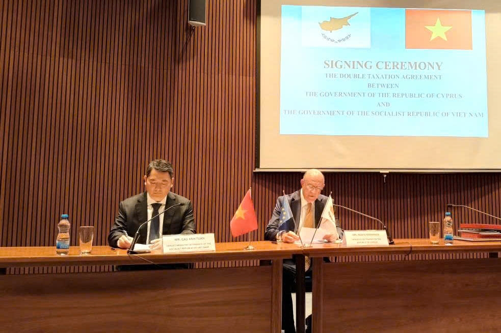 Thứ trưởng Bộ Tài chính Việt Nam Cao Anh Tuấn và Bộ trưởng Bộ Tài chính Cộng hòa Síp Makis Keravnos ký Hiệp định về tránh đánh thuế hai lần