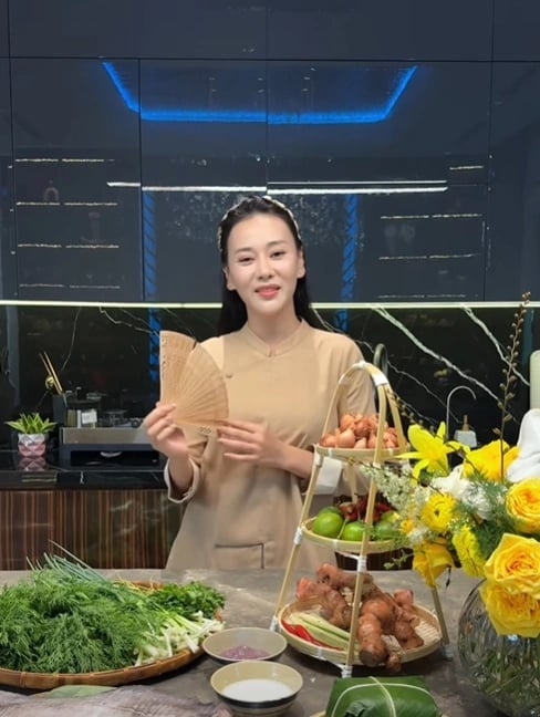 Sao Việt 12/12: Vlog nấu ăn mới của Phương Oanh được đăng tải trên TikTok một nhãn hàng kèm chú thích: "Bếp nàng Ỉn vừa ra lò chả cá Lã Vọng vàng óng, thơm nức mũi". Sau nửa ngày, video này thu hút hơn 1 triệu lượt xem, hàng chục nghìn lượt thích, hơn 400 lượt chia sẻ và hàng trăm nhận xét.