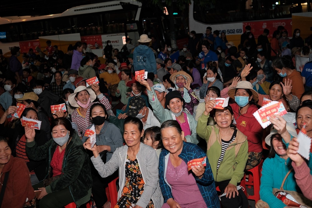 Bà con háo hức sẵn sàng lên xe về quê ăn Tết cùng Saigon Co.op năm 2025