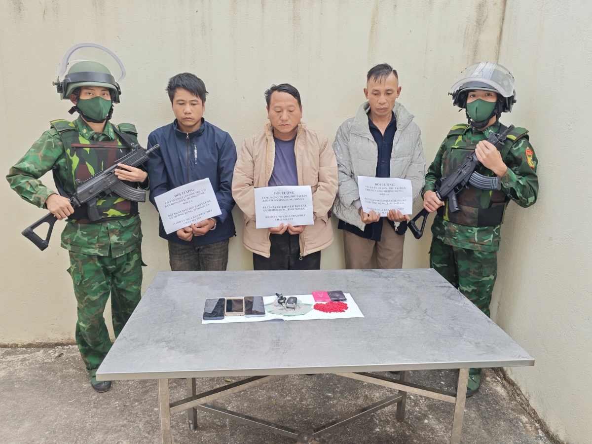 Ba đối tượng Vàng A Chớ, Lò Văn Chiều và Vì Văn En cùng tang vật.