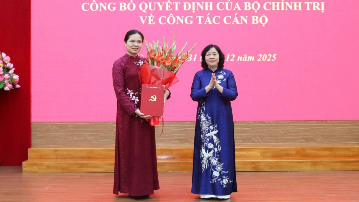 Chủ tịch Ủy ban Trung ương MTTQ Việt Nam Bùi Thị Minh Hoài trao quyết định và chúc mừng bà Hà Thị Nga.