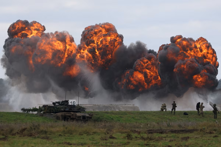 Binh lính NATO tổ chức cuộc tập trận quân sự ở Wierzbiny gần Orzysz, Ba Lan. Ảnh: Reuters
