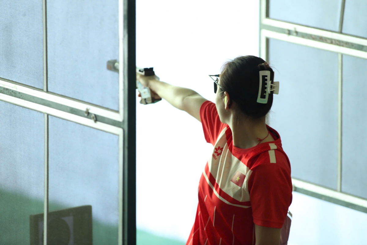 Thu Vinh chuẩn bị thi chung kết 25m súng ngắn đồng đội nữ. (Ảnh: Bùi Lượng). 