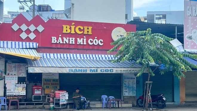 Hàng loạt người ngộ độc thực phẩm sau khi ăn bánh mì tại hệ thống tiệm bánh mì cóc cô Bích. (Ảnh: Nguyễn Ly)