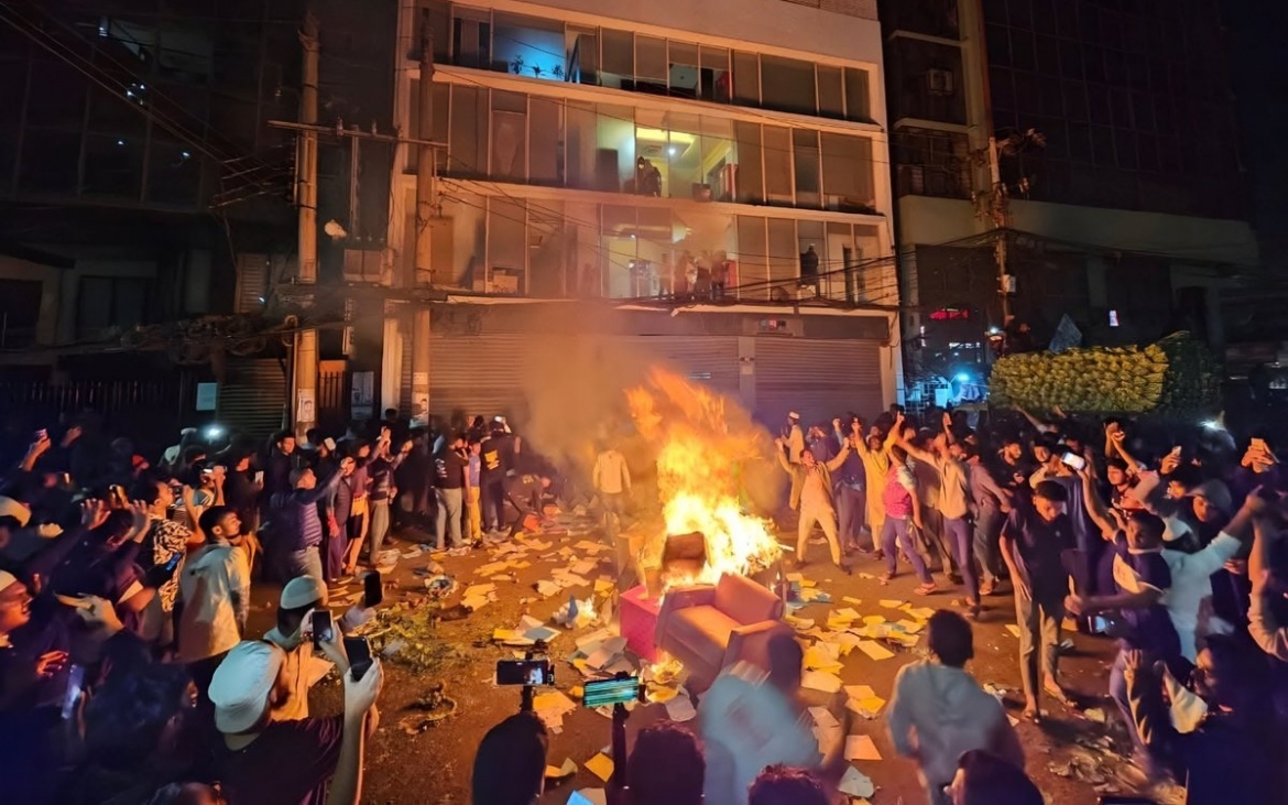 Trụ sở cơ quan truyền thông bị đốt cháy ở Bangladesh. Ảnh: X.