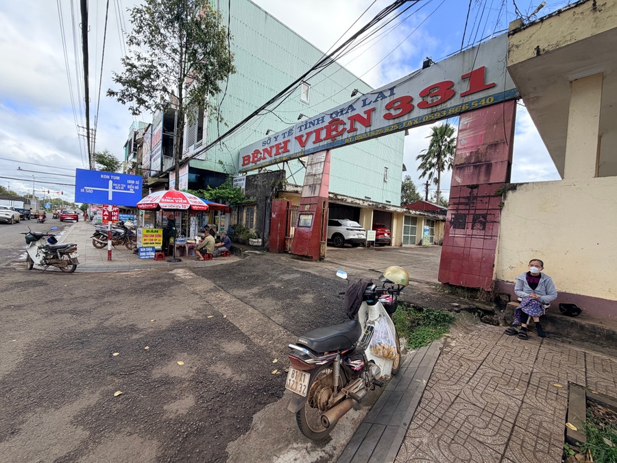 Em B. đang được điều trị tại Bệnh viện 331 (ảnh: Báo Gia Lai)